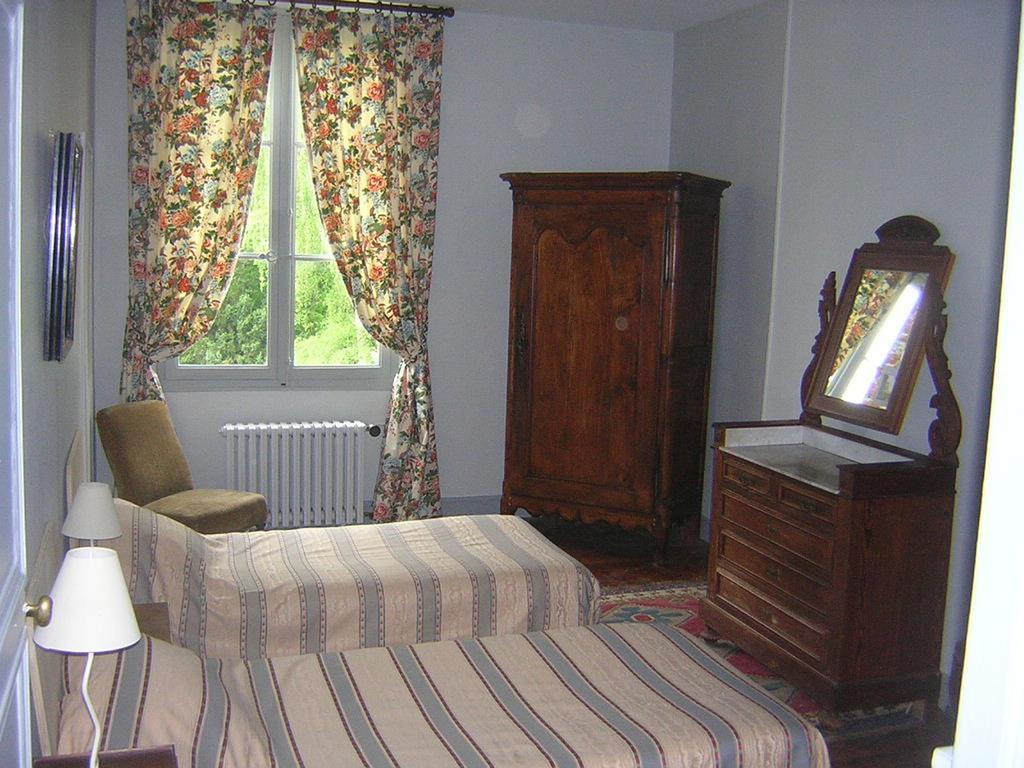Bed and Breakfast Les Longchamps Neuille Экстерьер фото